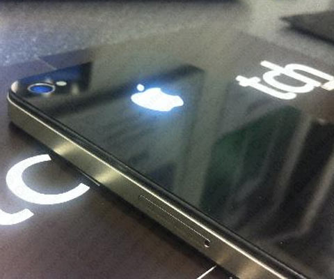 iPhone 4 logo illuminato